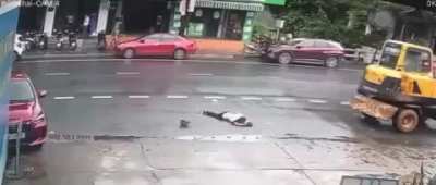 có vụ cô gái trẻ bị xe cần cẩu cán qua người luôn