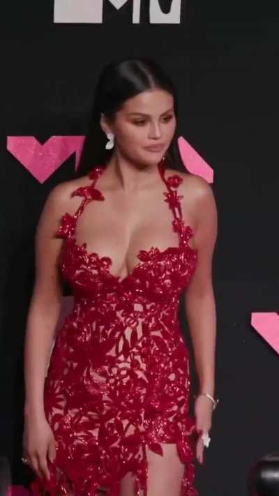 Selena poses for photos at the MTV VMAs 2023 