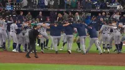 The Mariners perform a dance circle to celebrate moving on to the ALDS