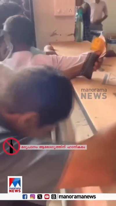ബവ്റിജസില്‍ നിന്ന് ആദ്യ മദ്യക്കുപ്പി വാങ്ങി, സന്തോഷം കൊണ്ട് തുള്ളിച്ചാടി മദ്യപാനി. 