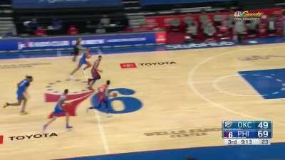 [Highlight] Poku dribbles off himself leading to the Ben Simmons slam