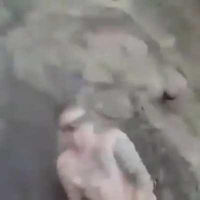 Lord Dağları Aşıp Sınırı Geçmeye Çalışırken (2022) [Umarım Estonya'ya sorunsuz geçebilirsin]