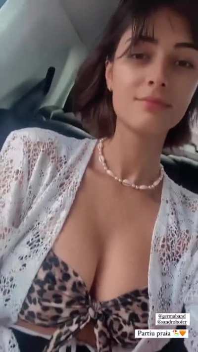 Notice how her right boob reacts ❤️❤️