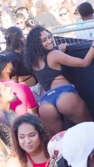 Always looking stunning 🔥🇹🇹 (@melissa_maharajh)