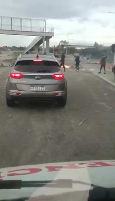 “Si no pagás, no pasás”: un chofer filmó cómo vecinos de Bernal cobraban para circular por acceso Sudeste.