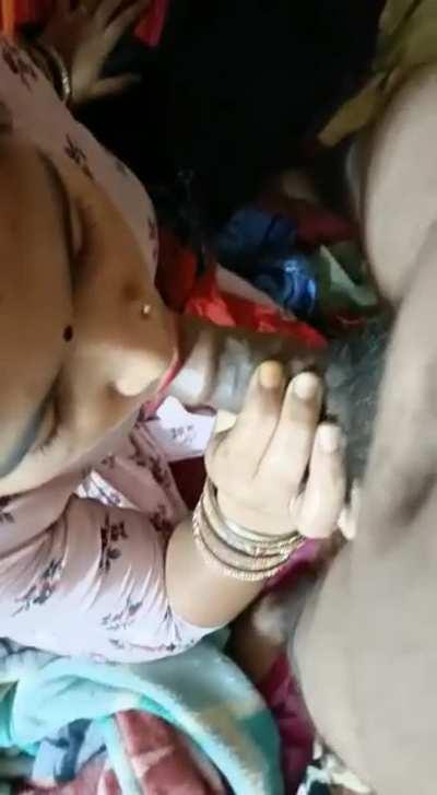 EXTREMELY HORNY BHABHI GIVING BLOWJOB TO HER DEVAR [LINK IN COMMENT]💦💦