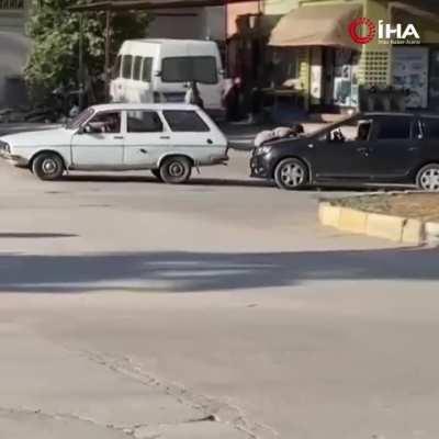 A person was used instead of a rope to tow a broken car.