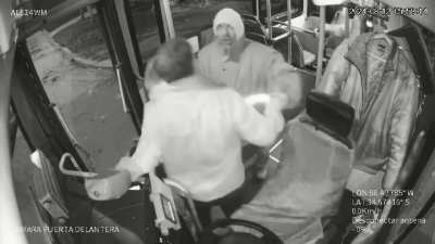 Lanús: Delincuente intentó robar a un bondiman de la línea 9 y una mujer lo echó de un carterazo