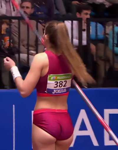 Clara Fernandez - Pole Vaulter