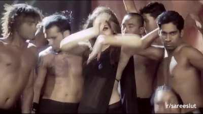 Aishwarya Rai flaunting her milky body in black saree will always be a classic. (Slow motioned)