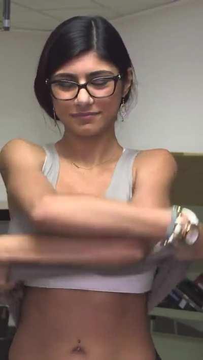 Busty Mia Khalifa