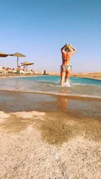 Chloe Kelly showing off at the pool 🍑