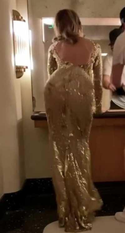 Kate Beckinsale shaking her ass