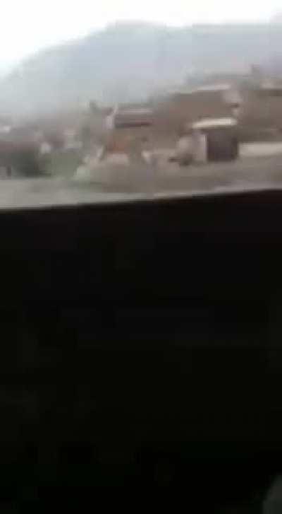 Estaba tan tranquilo durmiendo cuando una tormenta de rayos se llevo mi techito :(