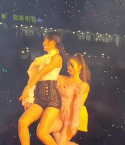 Red Velvet - Irene & Seulgi back view