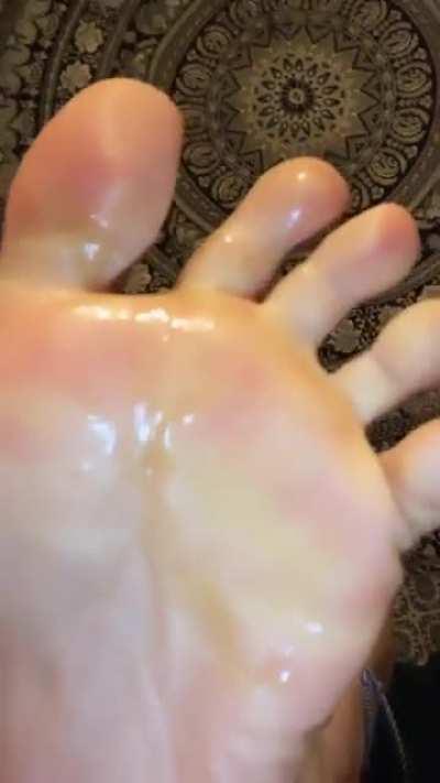 drenched in honey🍯🤤💛