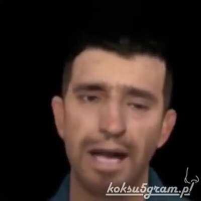 Tylko jedno w głowie mam koksu pięć gram odlecieć sam W krainę za zapomnienia W głowie myśli mam kiedy skończy się ten stan Gdy już nie będę sam Bo wjedzie biały węgorz Tylko jedno w głowie mam koksu pięć gram odlecieć sam W krainę za zapomnienia W głowie