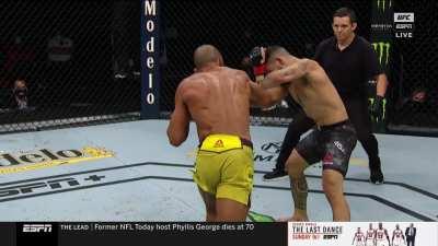 Edson Barboza hurts Dan Ige in his FW debut