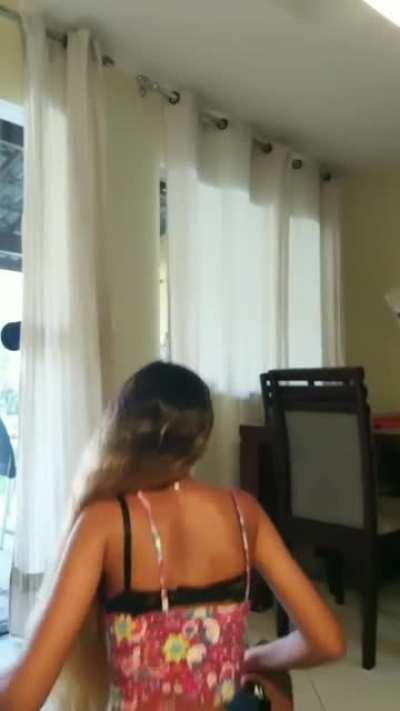 Ela mexe a bunda💕