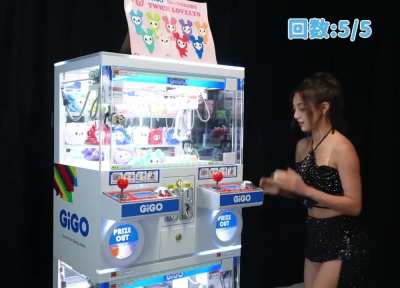 Ambitious Jihyo winning at all the crane machines