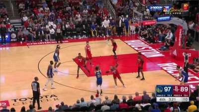 [Highlight] Steph Curry cooks Dillon Brooks for his 4th straight 3