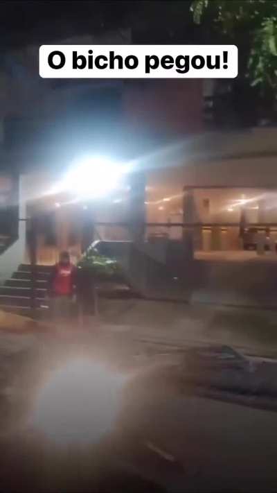 Motoboys arrancam portão de condomínio após entregador ser agredido por cliente no local