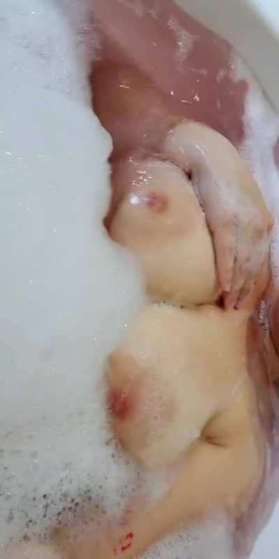 Bath time titty play 😍
