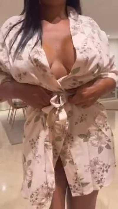 Momma has curves in all the right places 🙃 f42