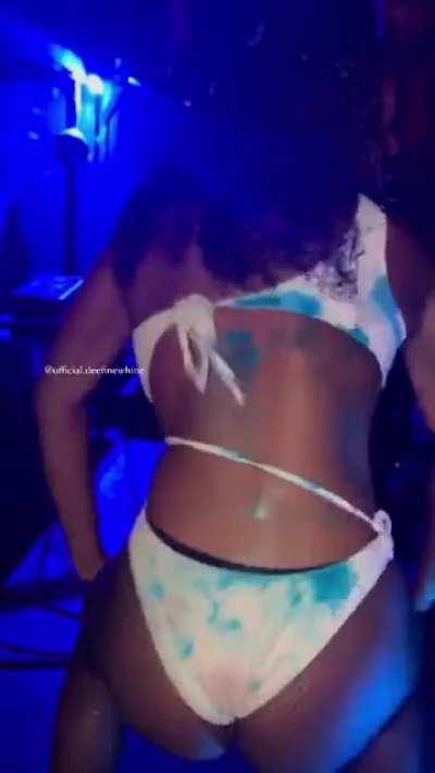 Her waistline is always on fire 🔥 (@official.deefinewhine)