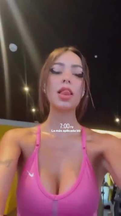 Caelike una perra en brama que rica las tetas