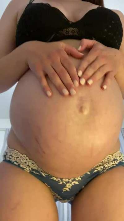 Would you like to be seduced by a 33 weeks pregnant milf?