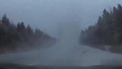 На Сахалине водитель запечатлел на видеорегистратор фуру-призрак