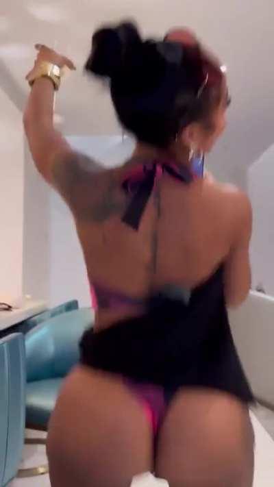 GOD DAMN!! 😍😍😍