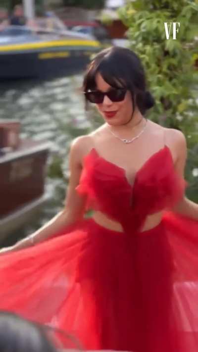 Daaaamn she looks so fine! 🔥