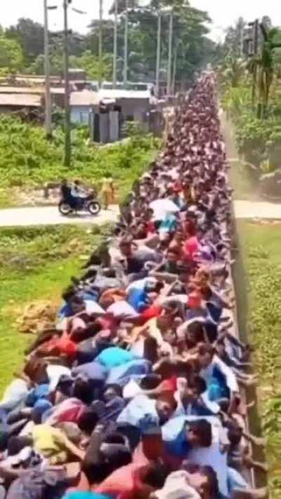 Um retorno para casa tranquilo nos feriados em Bangladesh....