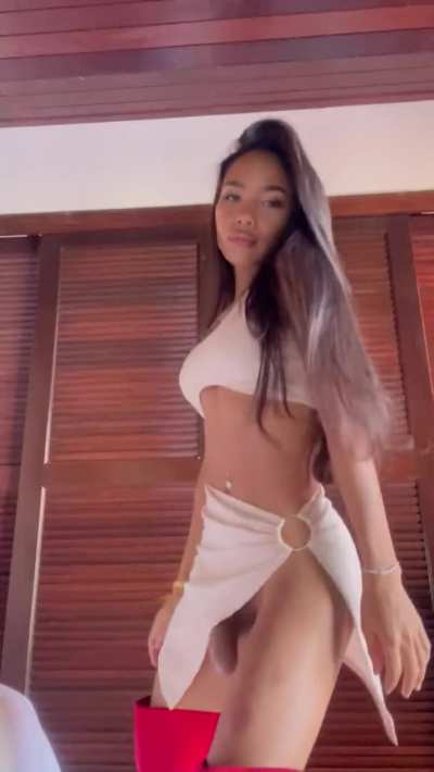 Mesmerizing babe Peachy Lily