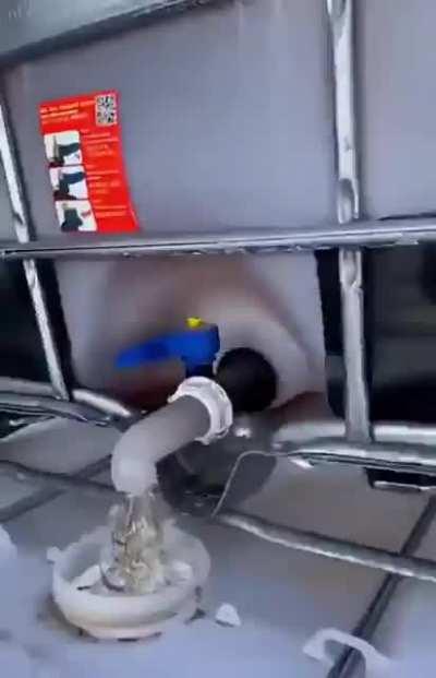Draining Glyphosate into a container on video looks like a glitch in the Matrix