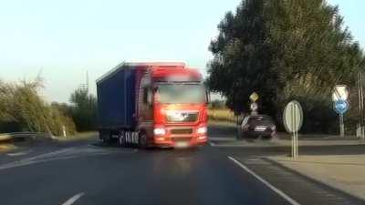 Driver professionally avoids getting T-boned by a truck in Hungary
