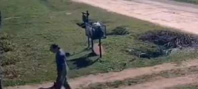 Así atacaba el hijo de Leonardo Bagalá, dirigente de Fuerza Patria, a un vecino de Baradero porque pensaba que estaba poniendo un cartel de LLA.