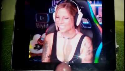 Dándole su lechita a biyin 