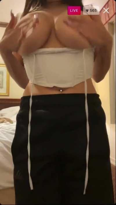 Thick Egirl Flashes Again!