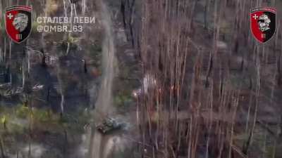 Drone footage of a Russian FPV quad missing a Ukrainian tank because of the EW system on the vehicle.