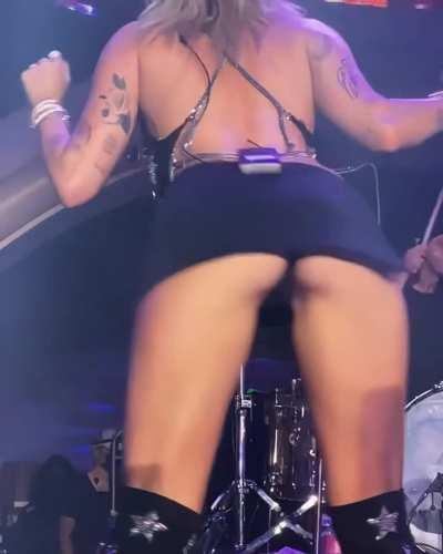 Miley Cyrus knows how to please a crowd