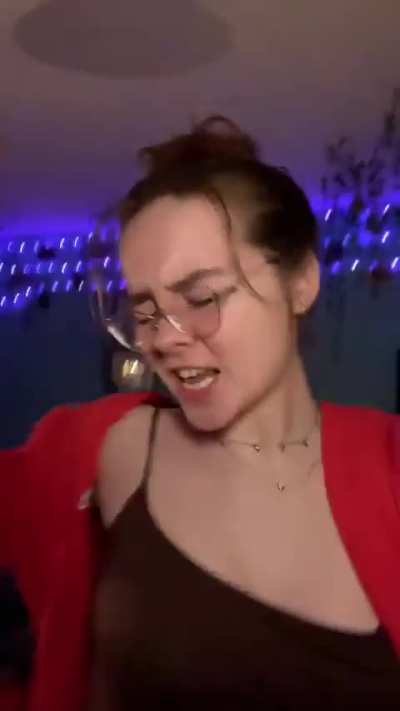 Damn those tits 🥵