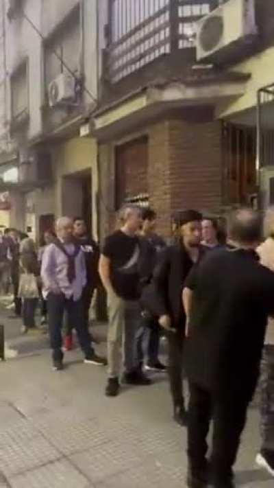 Ayer hubo 16 cuadras de cola para afiliarse a LLA. Pero el peronismo dice que la gente está arrepentida de votar a Milei.