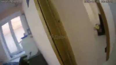 Появилось видео от августа 2022 года со служебного видеорегистратора из ИК-6 во Владимирской области, где сидит Алексей Навальный. Охранник вошёл в комнату к Навальному и отчитал его за закатанные рукава.