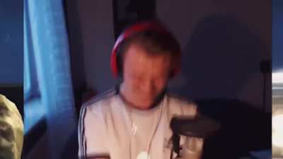 Huebis Inka-Imitation bringt ThomaGeddon dazu, sein Mikrofon zu demontieren