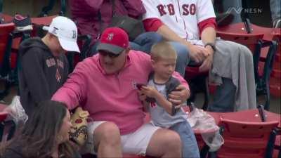 [Highlight] A young Red Sox fan throws back a foul ball given to him