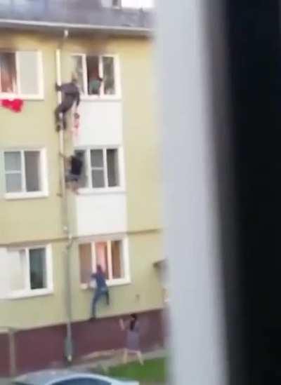 Rescue of three children from a burning apartment in Kostroma. Passers-by staged a real rescue operation, realizing that it is necessary to act urgently.