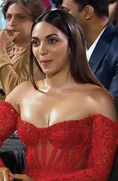 Kiara Oily Skin tone : Cleavage